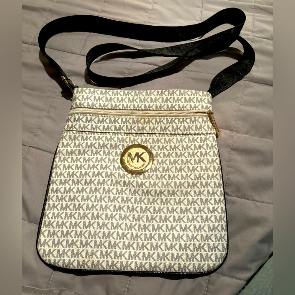 MICHAEL KORS SIDE CROSSBODY BAG MONOGRAM PRINT WITH GOLD TONE HARDWARE MINT COND